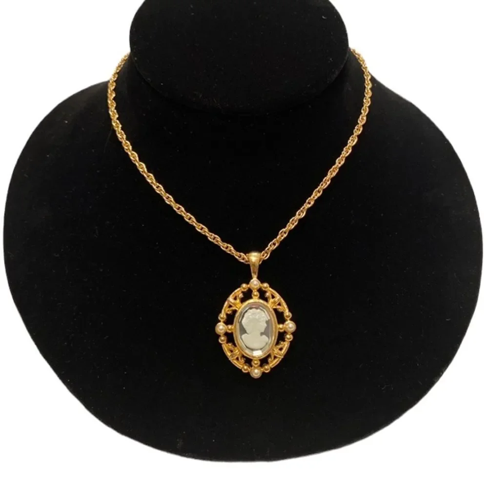 Vintage Gold Chain With Reverse Intaglio Cameo Pendant